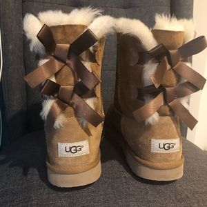 Like new Bailey Bow UGGS